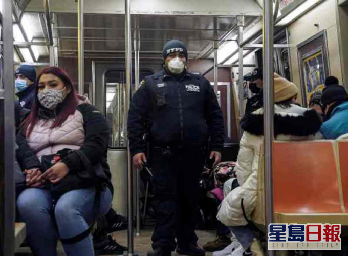 案發後紐約警方加派500名警員在地鐵巡邏。AP