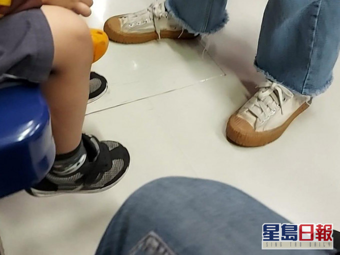 女子就在「爆怨公社」表示自己坐捷運時,被一個爬到座椅的小孩提到剛動手術的膝蓋。facebook群組「爆怨公社」圖片