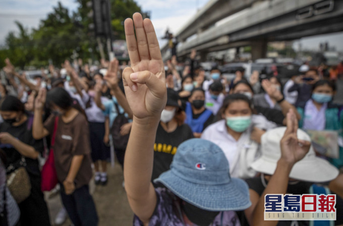 泰國政府禁制媒體報道示威,又關閉一個由學生抗議團體「自由青年」建立的專頁兼限制他們使用Telegram。AP圖片