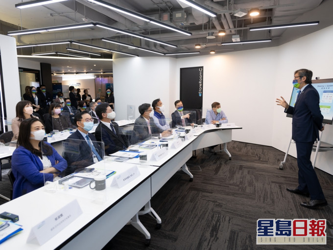 議員聽取任景信簡介數碼港的發展及未來動向。
