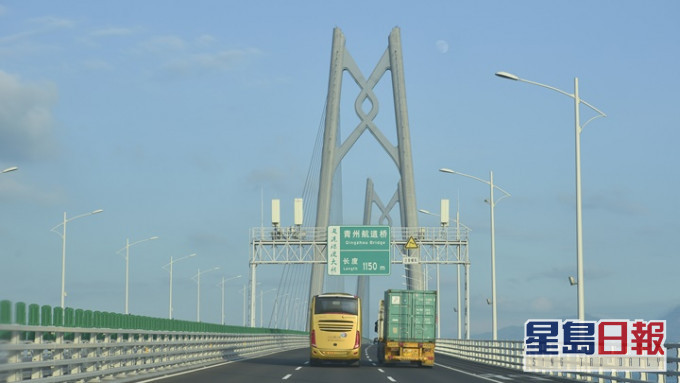 港珠澳大桥穿梭巴士临时加开往珠海3个班次。资料图片
