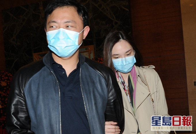 富商紀曉波(左)。資料圖片