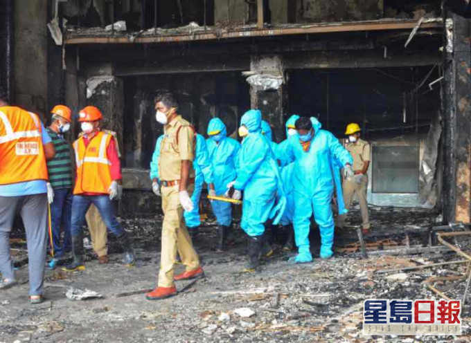 大火造成至少11人死亡。AP