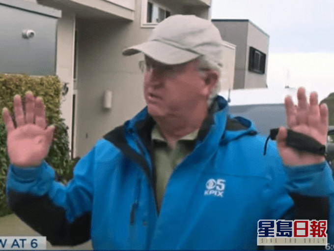 美國記者採訪汽車盜竊案突遇槍匪,被奪走攝錄機。(KPIX截圖)