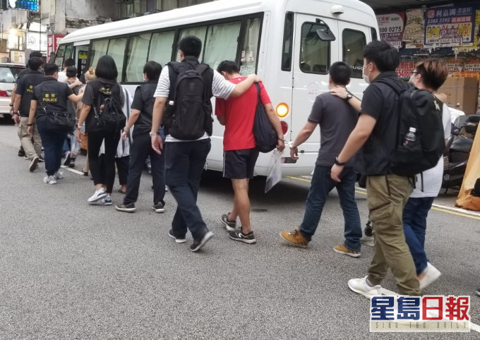 行动共拘捕13人。