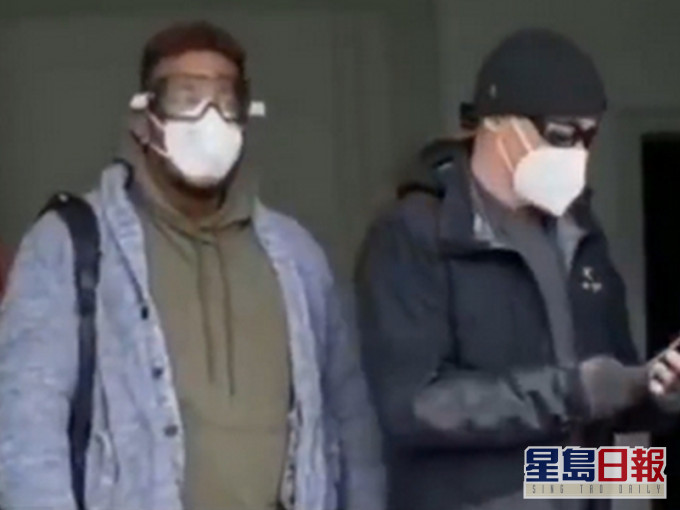 有网民爆料指青岛某社区市民排队作核酸检测时,出现3名外国人插队,从而引发冲突。(网图)