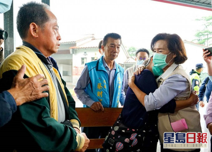 原藉宜兰的罹难者蔡哲珊移灵回当地殡仪馆,县长林姿妙(右)到场慰问家属及致意。网图