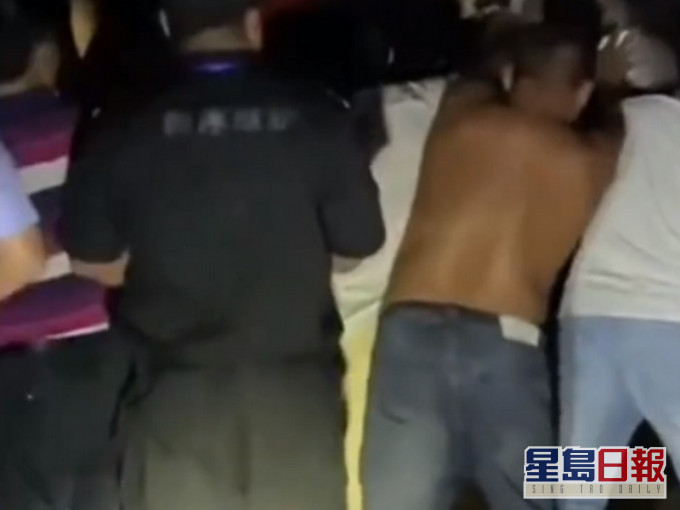 附近居民合力抬車救人。網圖