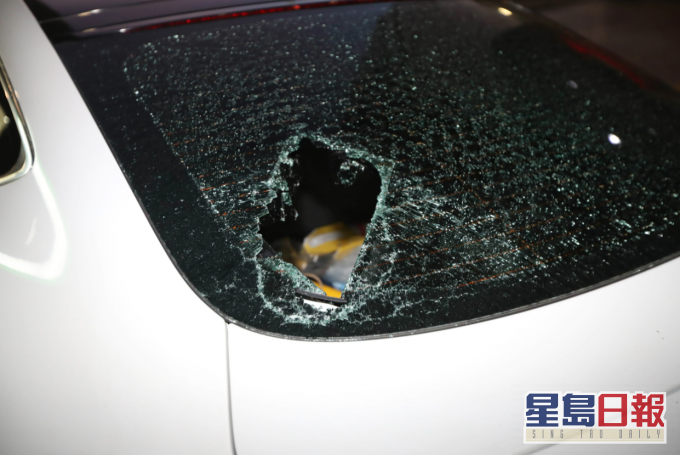 友人的私家車也被兇徒砸碎玻璃。互聯網圖片