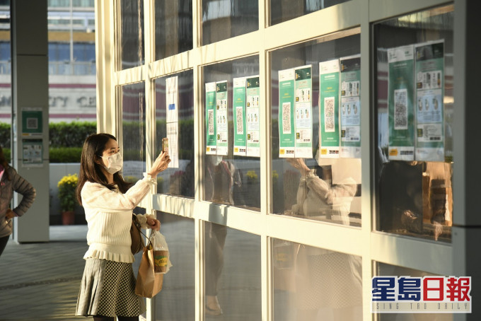 政府下月起要求市民入政府大樓及辦公室時使用「安心出行」。資料圖片