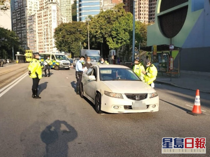 有关拘捕涉及的16辆私家车,以及9辆私家车怀疑非法改装。警方提供