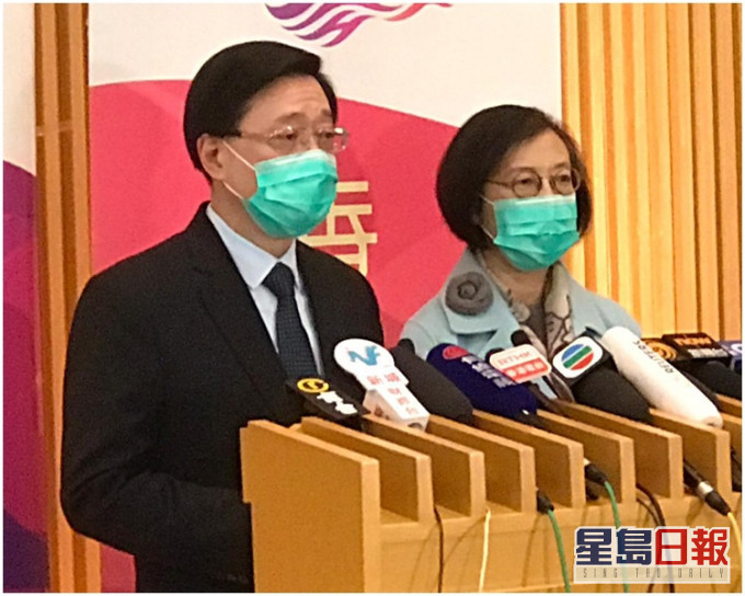 李家超(左)形容撤回行動複雜。