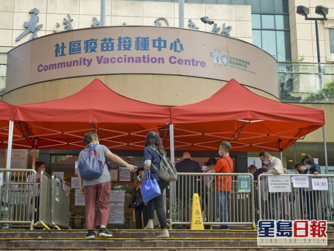 市民前往接種疫苗。