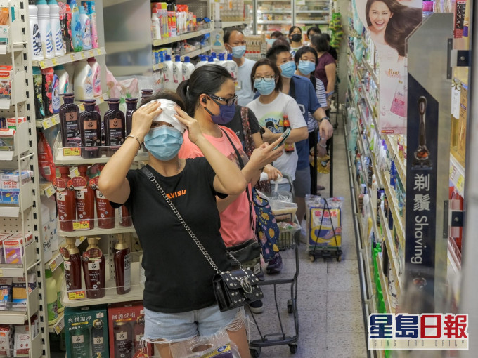 市民搶購乾糧。
