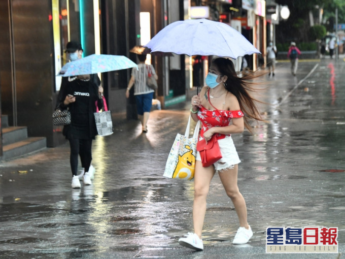 天文台预料本港地区今日大致多云,间中有骤雨。资料图片