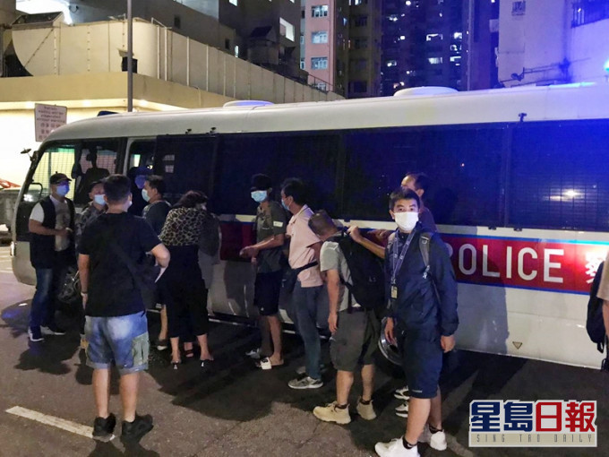 警方突擊搜查屯門建發街一工業大廈一個單位,以及元朗媽橫路兩間店鋪。警方圖片