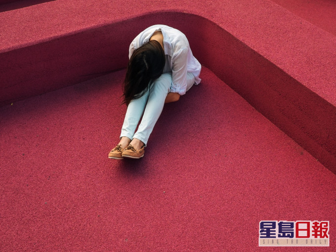 離家多年的女網民與家人再次聯絡後,才驚覺原來哥哥的一家好景不常。unsplash圖片