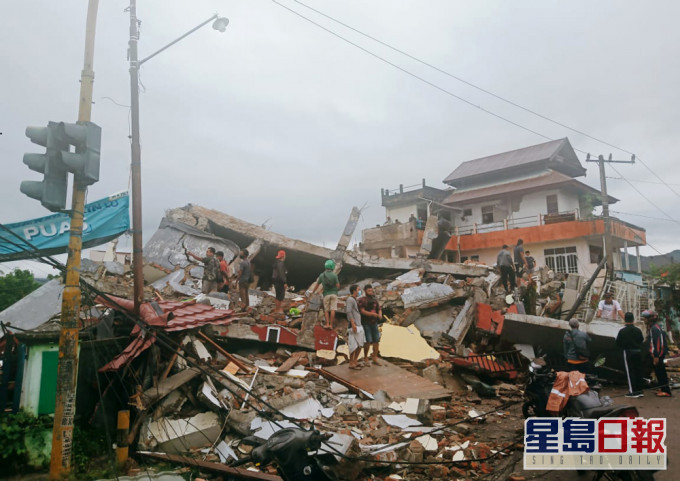 印尼6.2地震,造成至少34死數百傷,多處建築倒塌。ap圖