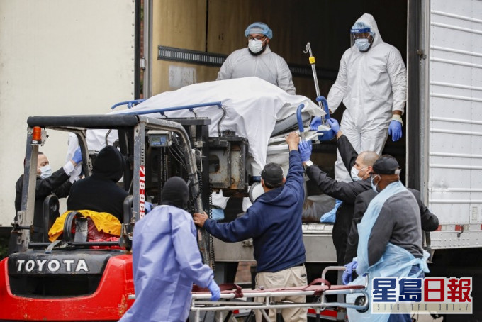 紐約醫院被拍攝到用剷車運遺體至貨櫃車。AP