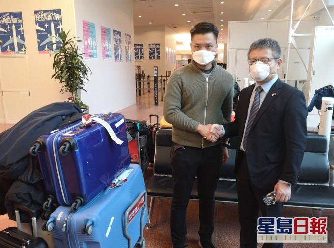 鄭泳舜帶同一批物資、藥物及日用品抵達東京。