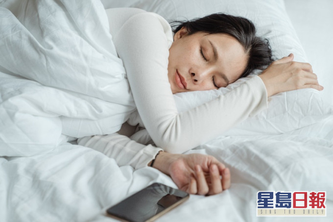 不少現代人習慣用手機到深夜。網圖