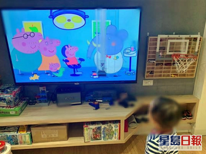 台灣一名2歲小男孩把家裏新買的電視打爛,原因竟是拯救電視中的小主角。網圖