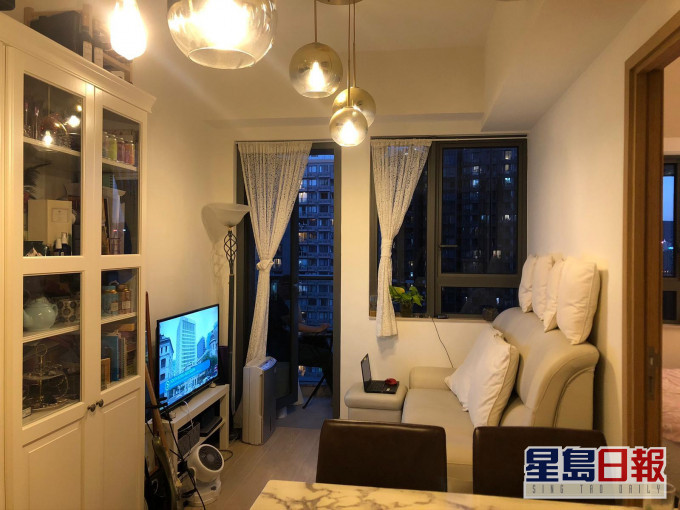 廳堂呈長形,間隔四正實用易布置,廳區一隅設玻璃門連接露台。