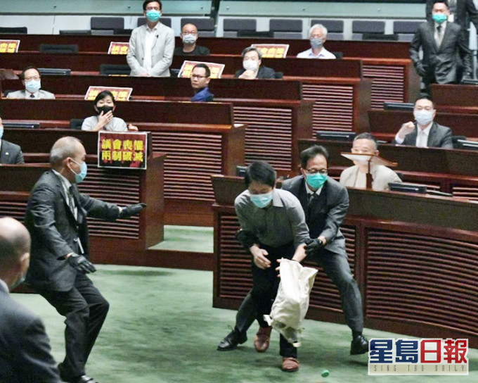 戴黑手套的保安欄截許智峯。