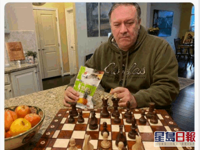 蓬佩奥上载品尝台湾凤梨乾相兼发贴文。fb