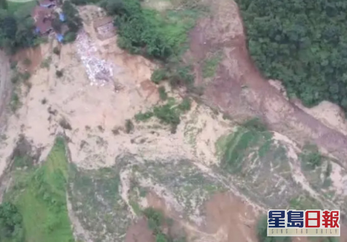 重庆武隆区山泥倾泻并形成堰塞湖。