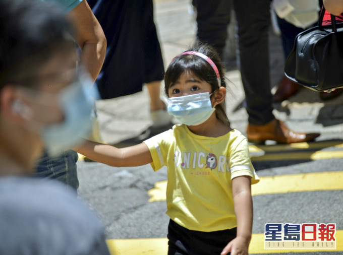 酷熱天氣下市民要提防中暑。資料圖片