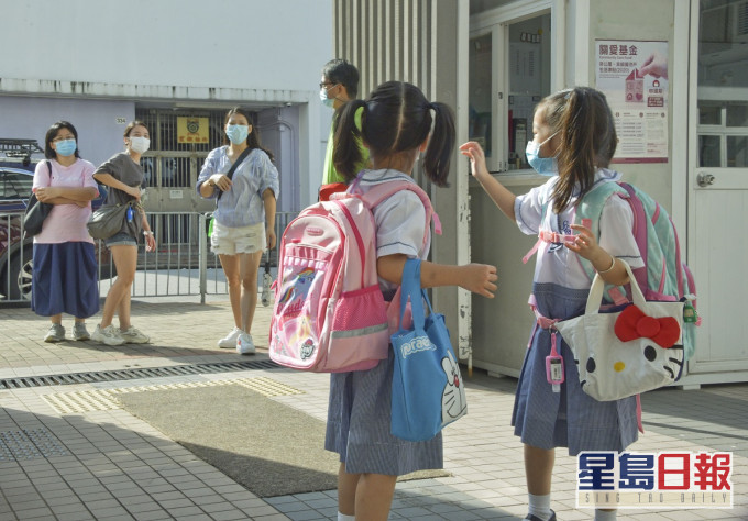 不少家长希望学校全面复课。资料图片