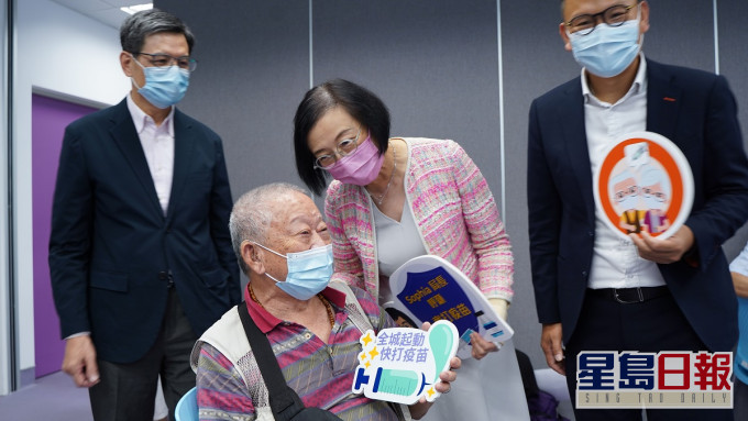 陳肇始今到訪葵青地區康健中心。政府新聞處圖片
