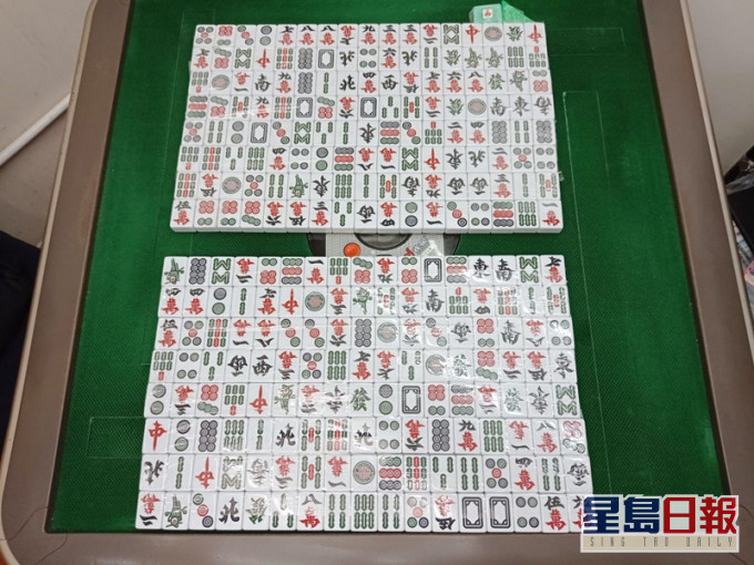 警員在行動中檢獲一張電動麻雀枱、兩副麻雀及小量賭款。警方提供相片