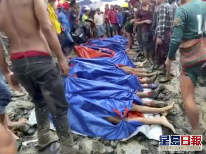 多人被救出时已证实死亡,逾百具遗体被包裹放在地上等候运走。AP图
