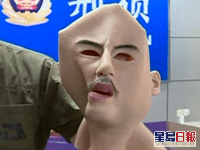 广东佛山有窃贼戴人皮面具在网吧犯案。(网图)