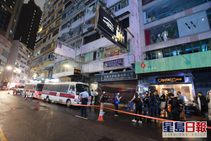 大批警員在美園大廈外拉起封鎖綫。