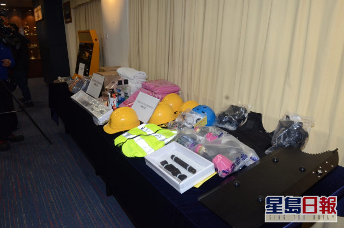 警方于旺角「桔梗」店内发现头盔、防毒面具、伸缩警棍、盾牌等。
