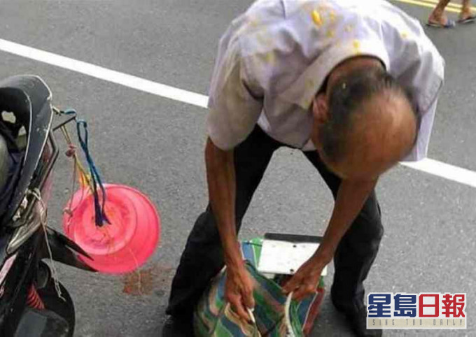 老翁一身都是芒果渣。网图
