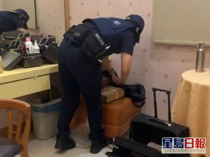 有網民指警員為搜查12.5萬台幣要求5人全身脫光檢查。facebook《爆怨公社》群組圖片
