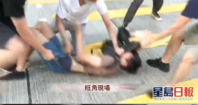 便衣警員制服一名男子。港台截圖