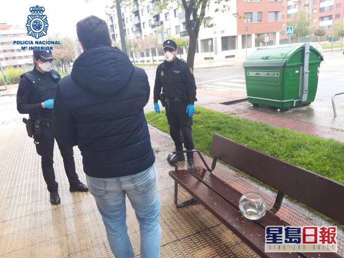 男子带同放有金鱼的鱼缸外出。「Policía Nacional」twitter 图片