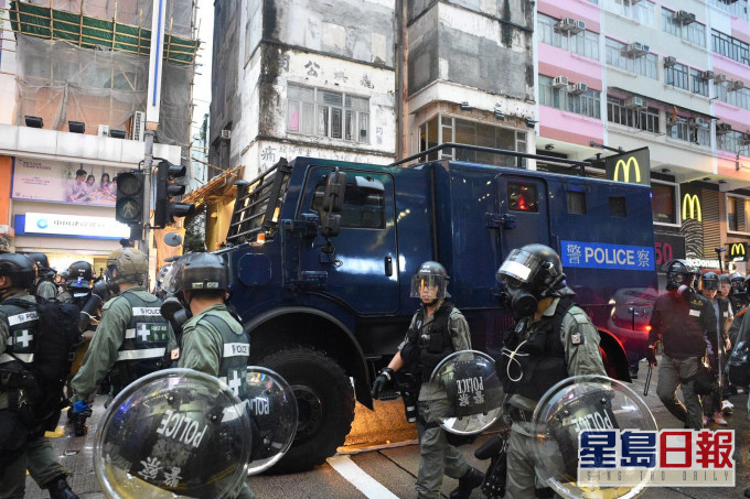 去年警方驅散示威者。資料圖片