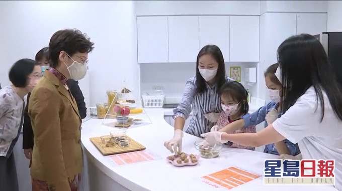林鄭月娥出席深水埗地區康健中心開幕典禮。新聞處截圖