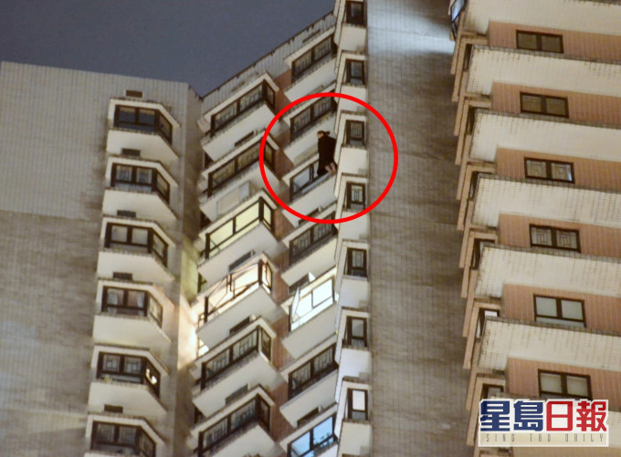 女子一度沿外墙壆边攀爬数层。