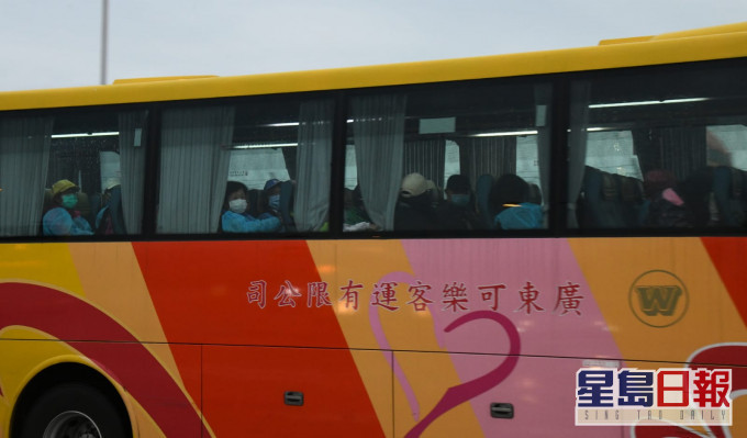 從秘魯回港港人乘坐專車前往亞博館