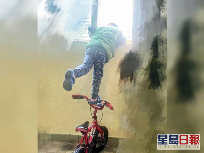 男童踩在單車上,半身探出窗外張望,情況非常驚險。「生仔要考牌系列」Facebook圖片