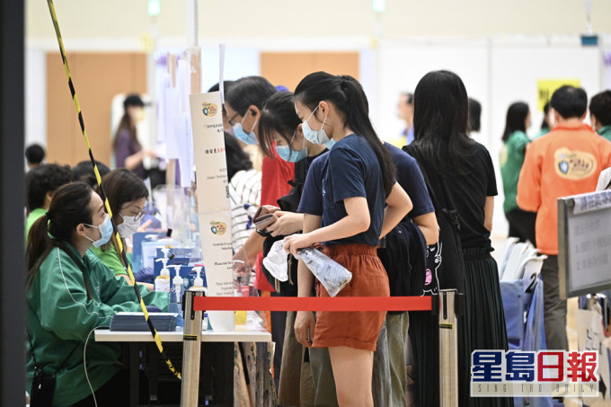有青年到疫苗接種中心打針。 資料圖片