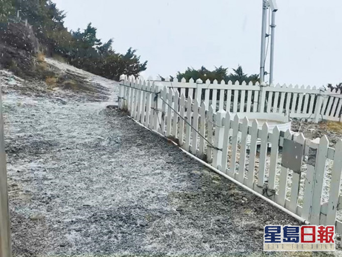 玉山4月天出现雪白景象。中时