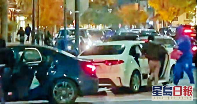賊人洗劫三藩市的Nordstrom百貨公司後,分乘多輛汽車逃走。